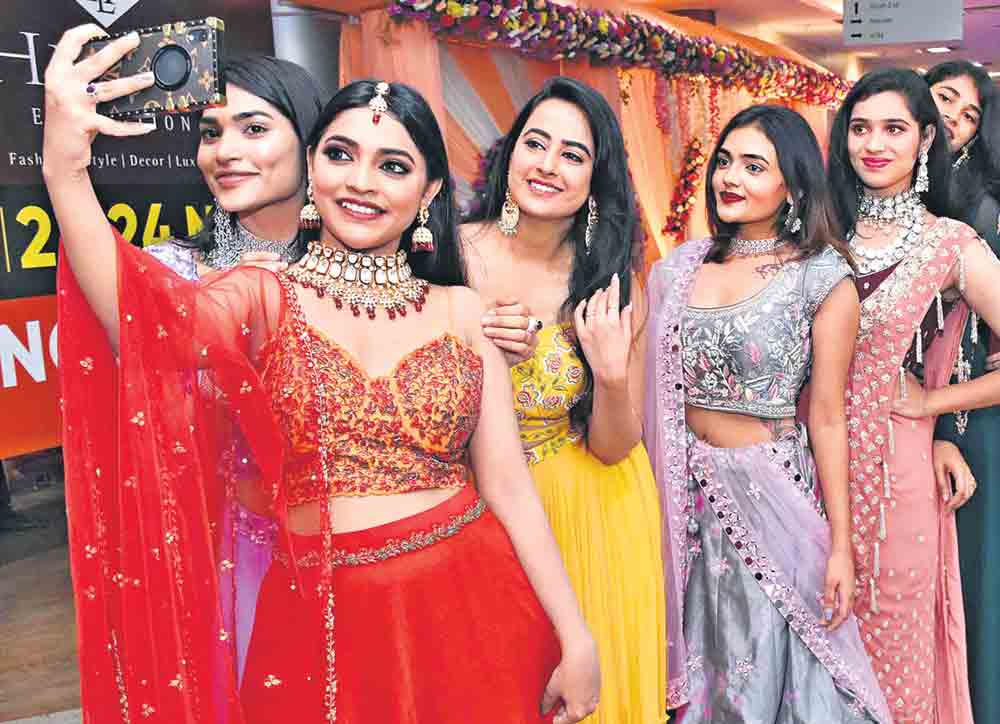 నచ్చే.. మెచ్చే వస్ర్తాభరణాల ప్రదర్శన