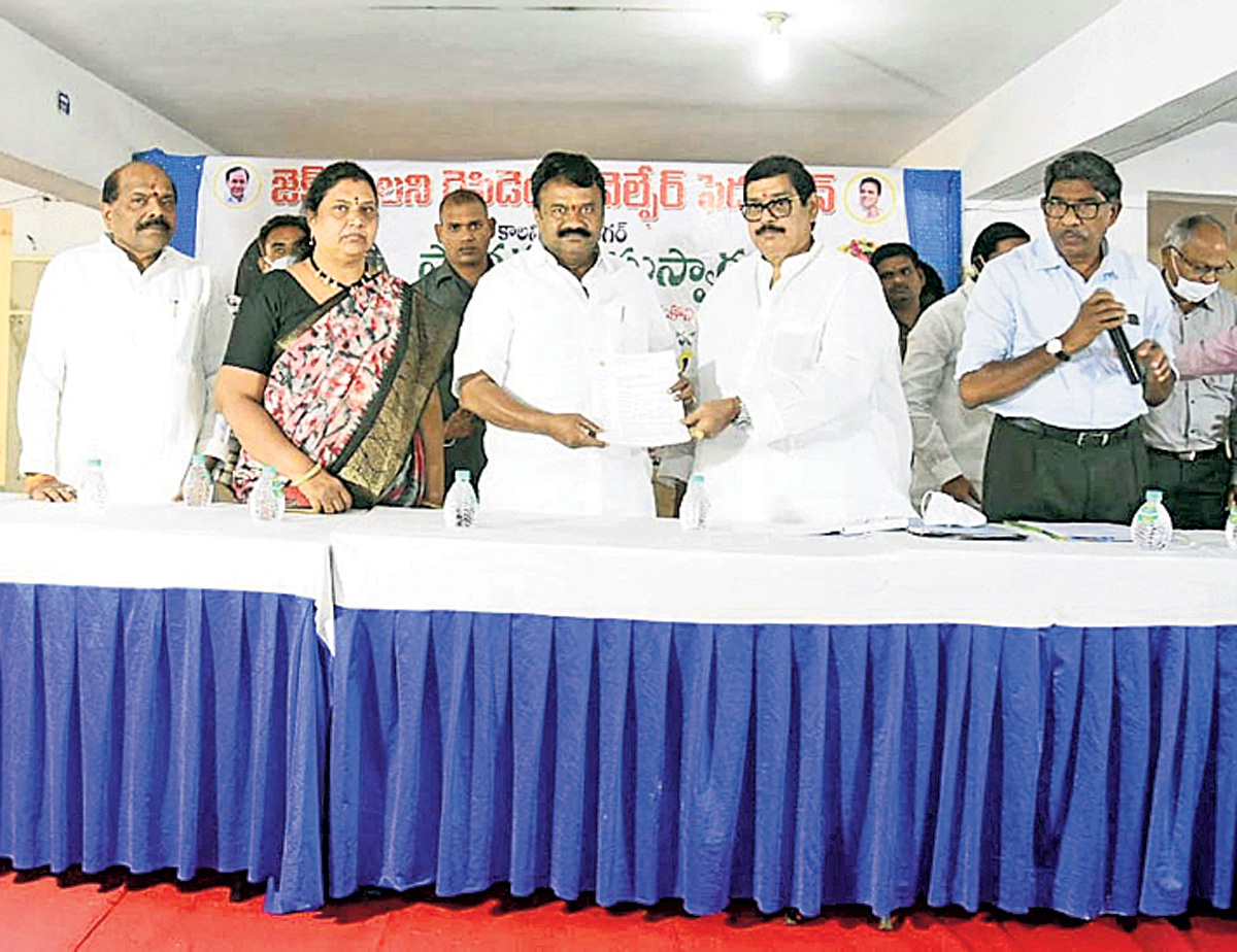 సమస్యలు పరిష్కరిస్తాం