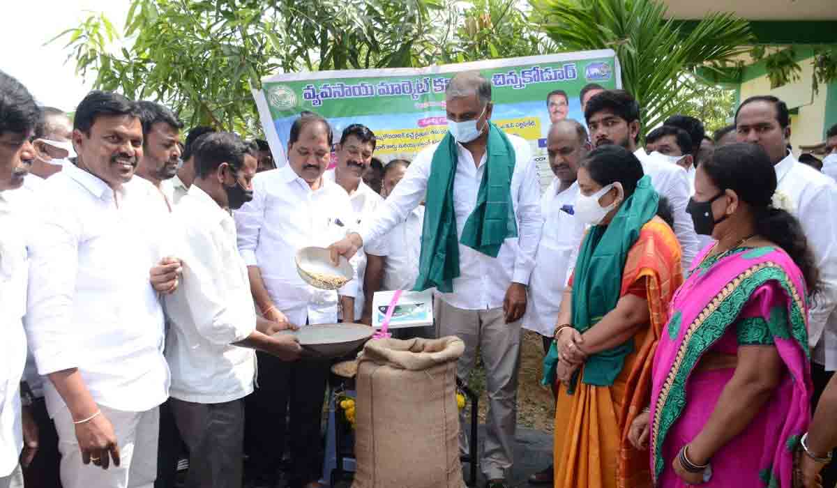పరిస్థితులకు అనుగుణంగా రైతులూ మారాలి : మంత్రి హరీశ్‌రావు