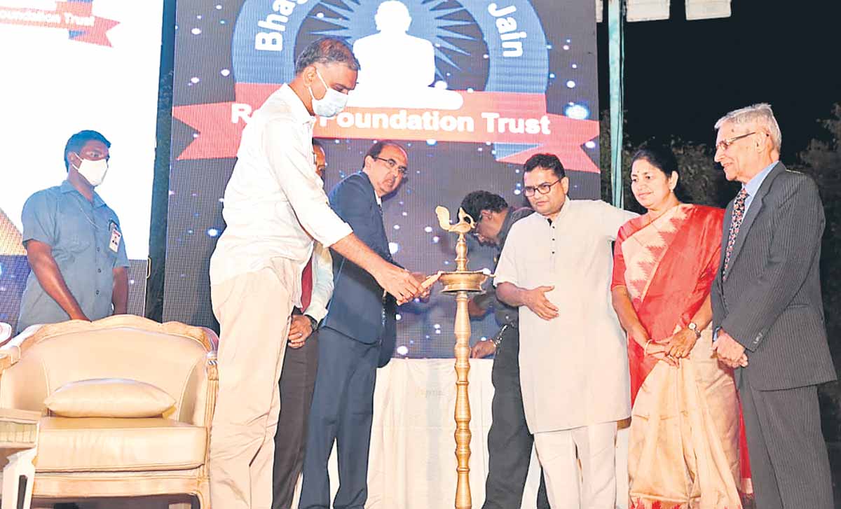 డబ్బు కాదు.. సేవ ముఖ్యం