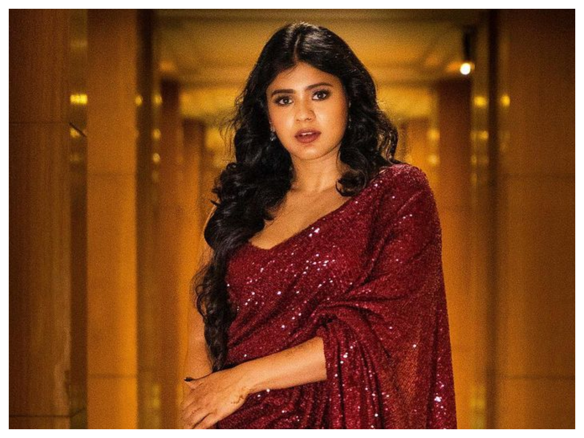 Hebah Patel | మెరూన్ రంగు చీరలో హెబ్బా పటేల్..