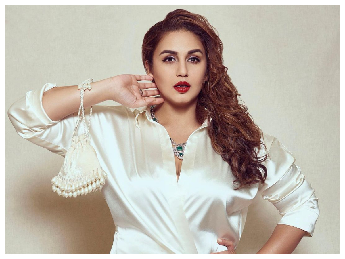 Huma Qureshi | వైట్‌ డ్రెస్‌లో హుమా ఖురేషి హొయలు..