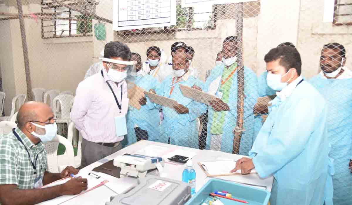 Huzurabad | తొలి రౌండ్‌లో బీజేపీ ఆధిక్యం..