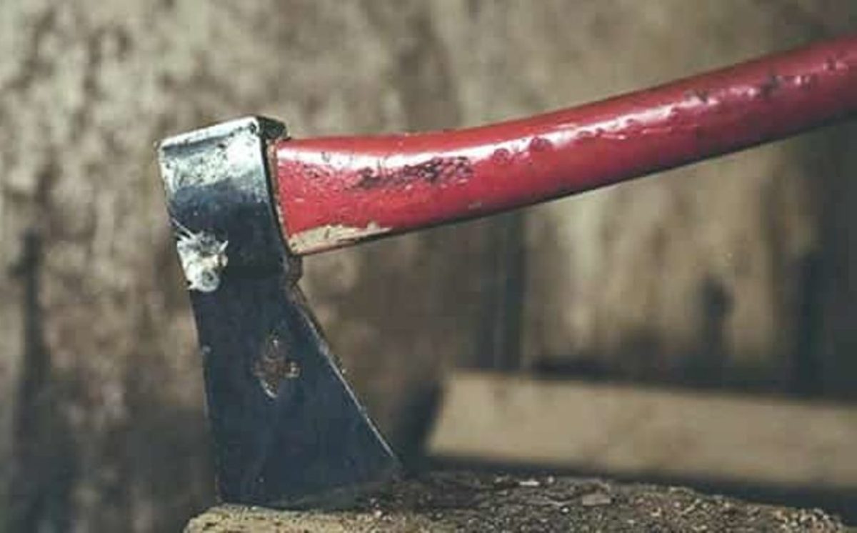 అనుమానంతో భార్యపై గొడ్డలితో దాడిచేసిన భర్త