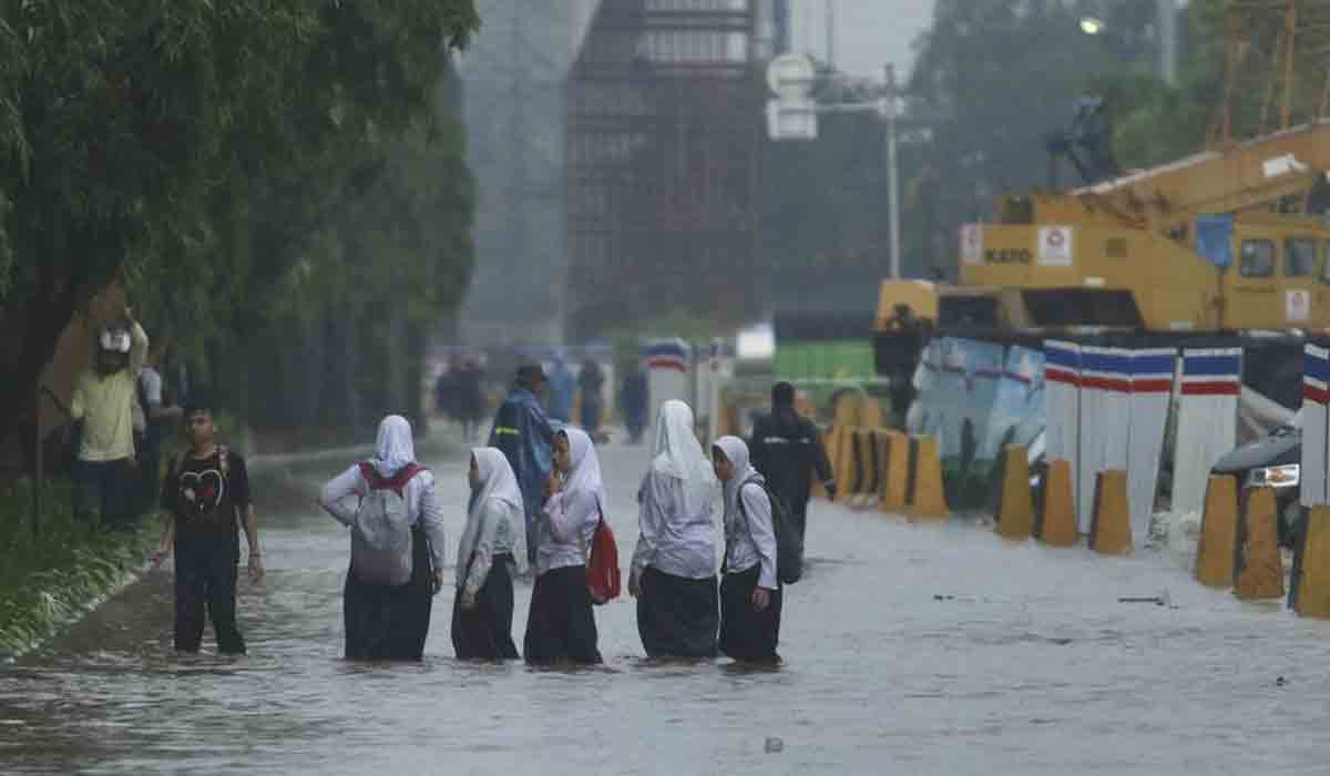 Indonasia Rains: ఇండోనేషియాలో భారీ వ‌ర్షాలు.. పోటెత్తిన వ‌ర‌ద‌లు