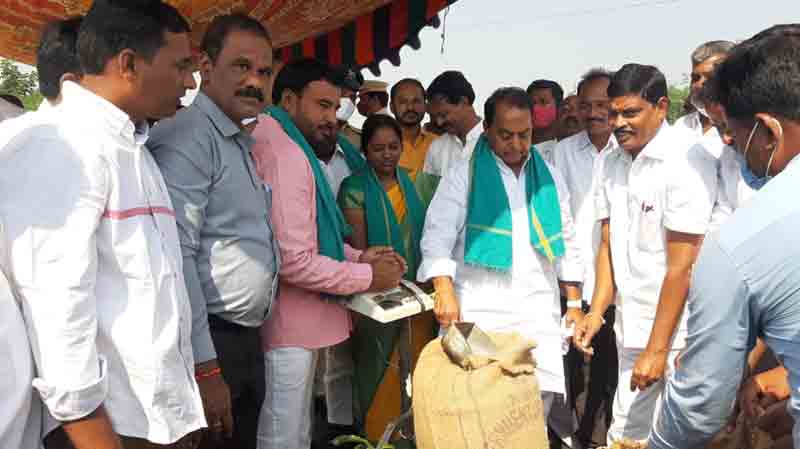 రైతులను ఆగం చేస్తున్న కేంద్రం