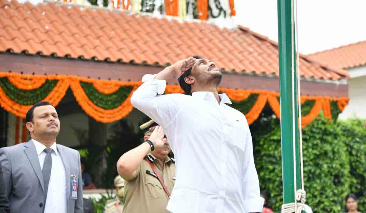 AP Formation Day | జాతీయ పతాకాన్ని ఆవిష్కరించిన ఏపీ సీఎం జగన్‌