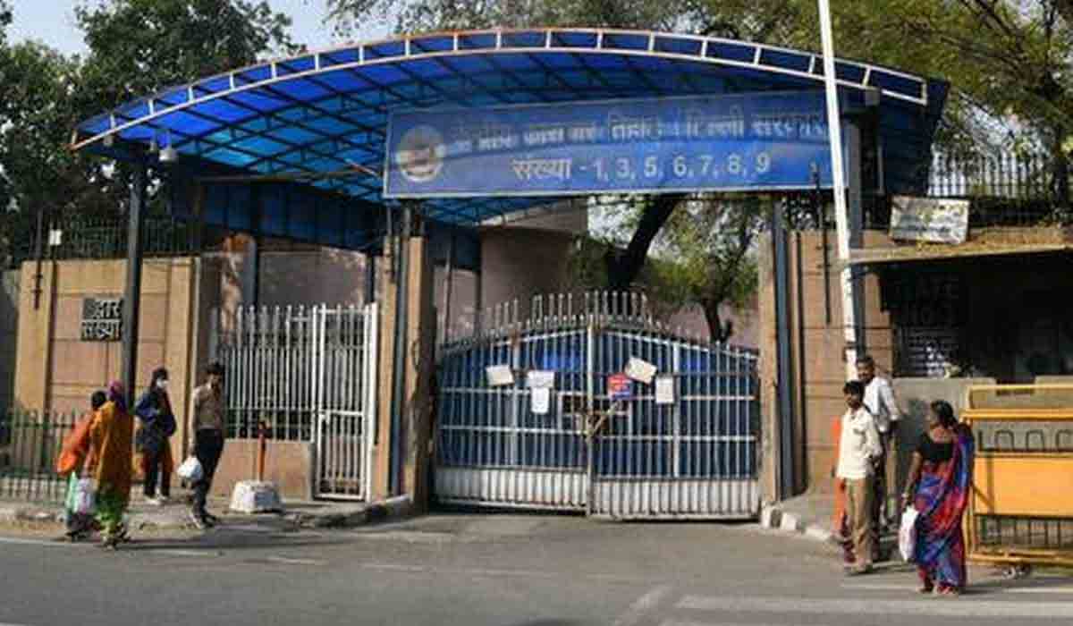 సీసీ కెమెరాకు కర్టన్లు అడ్డుపెట్టి.. మోసగాడికి సాయం చేసిన జైలు అధికారులు!