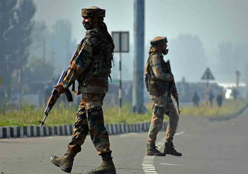 భారత్‌లోకి చొరబడేందుకు… నియంత్రణ రేఖ వెంబడి 200 మంది ఉగ్రవాదులు