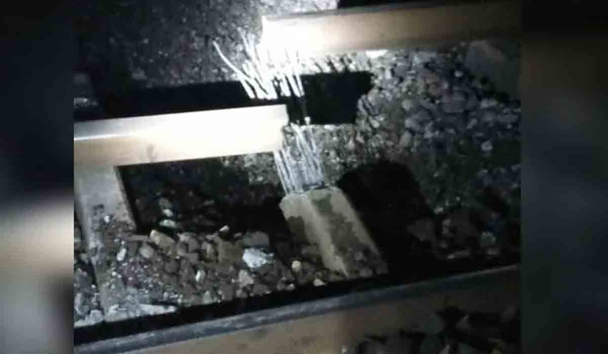 జార్ఖండ్‌లో బాంబు పేలుడు.. ప‌ట్టాలు త‌ప్పిన రైలు