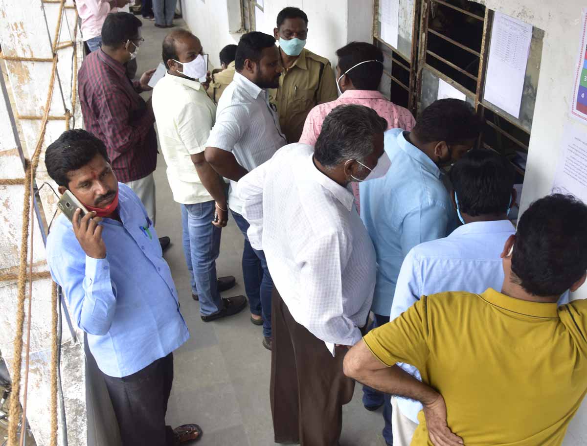 మద్యం దుకాణాలకు వెల్లువలా దరఖాస్తులు