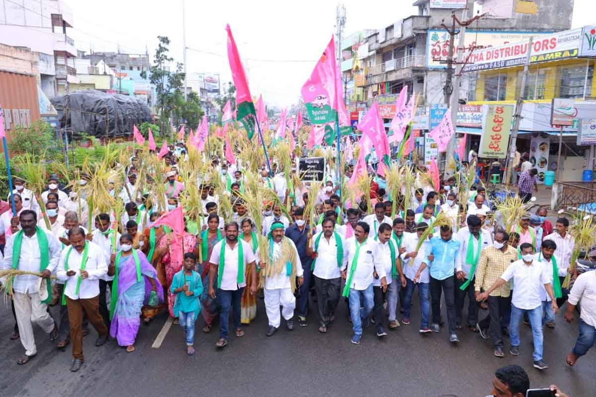 కేంద్రం వైఖరిపై కదం తొక్కిన గులాబీ సేన