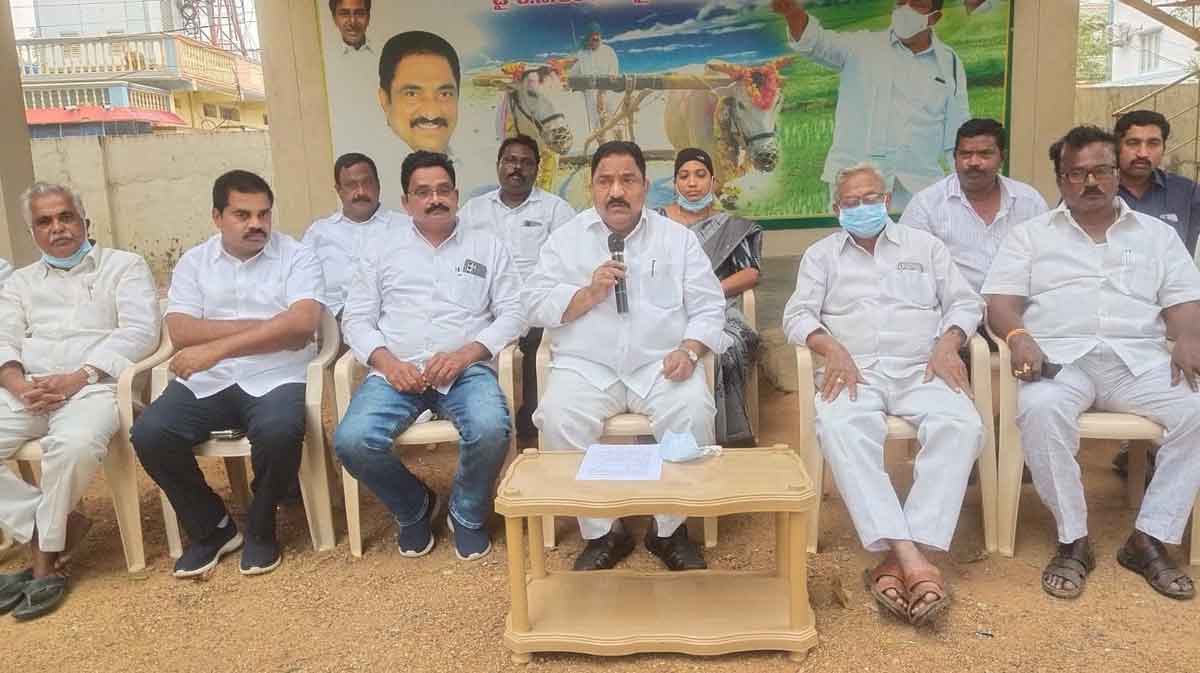 రైతులపై కేంద్రానిది కుటిల ప్రేమ