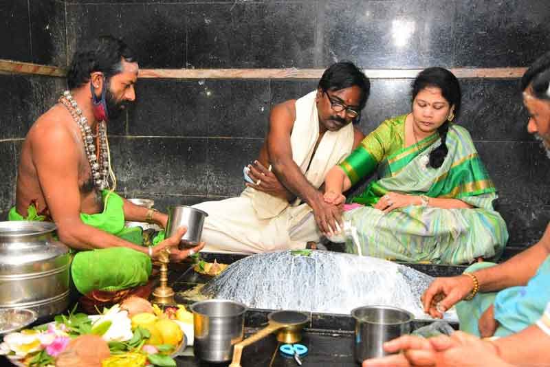 మంత్రి అజయ్‌ దంపతుల పూజలు