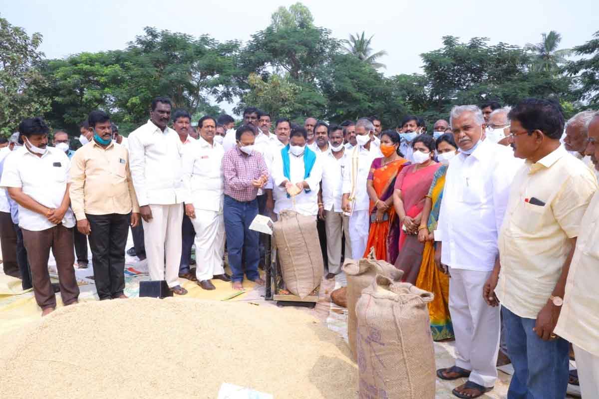 పల్లె ముంగిట ధాన్యం కొనుగోలు కేంద్రాలు