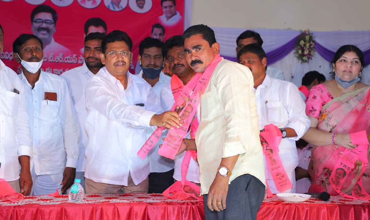 అభివృద్ధిని చూసే చేరుతున్నారు