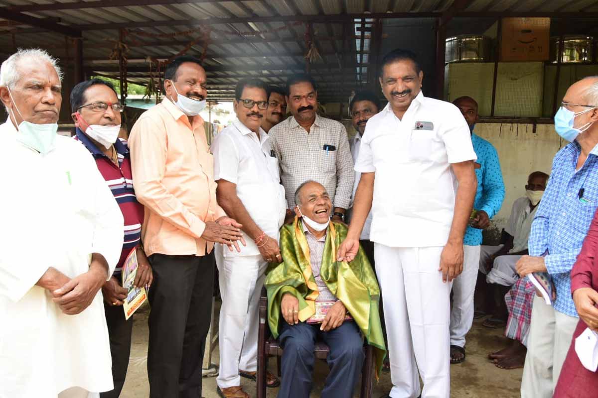 వృద్ధులకు సేవలందించడం అభినందనీయం