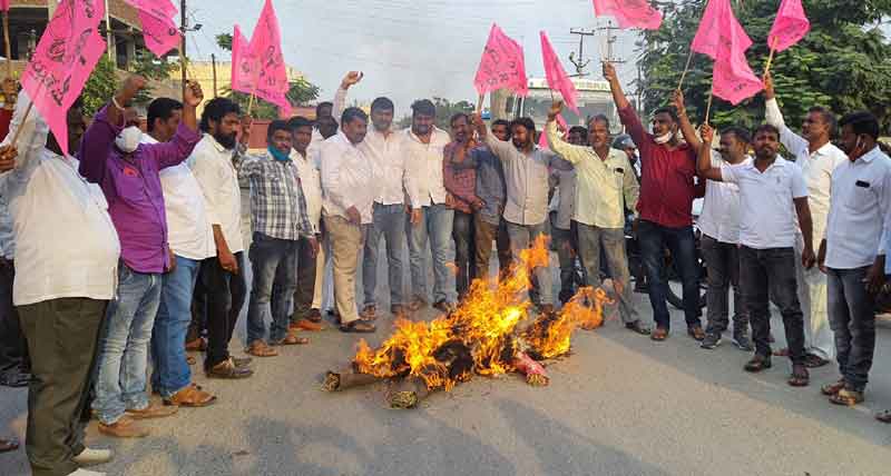 బీజేపీ నేతలు క్షమాపణ చెప్పాలి