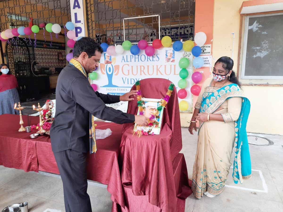 మహనీయులను మరవొద్దు