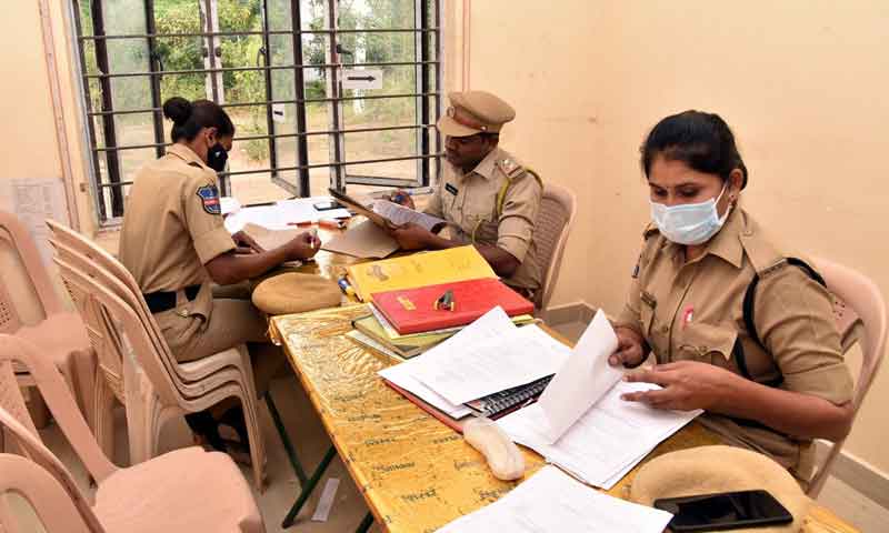 మద్యం దుకాణాలకు దరఖాస్తుల వెల్లువ