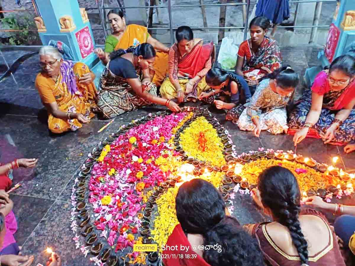 అభిషేకాలు.. దీపారాధనలు