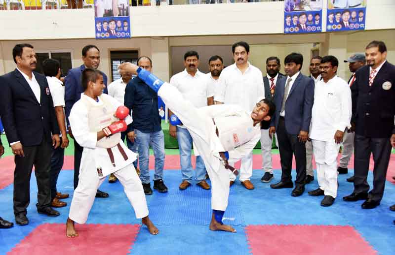 హోరాహోరీగా  కరాటే పోటీలు