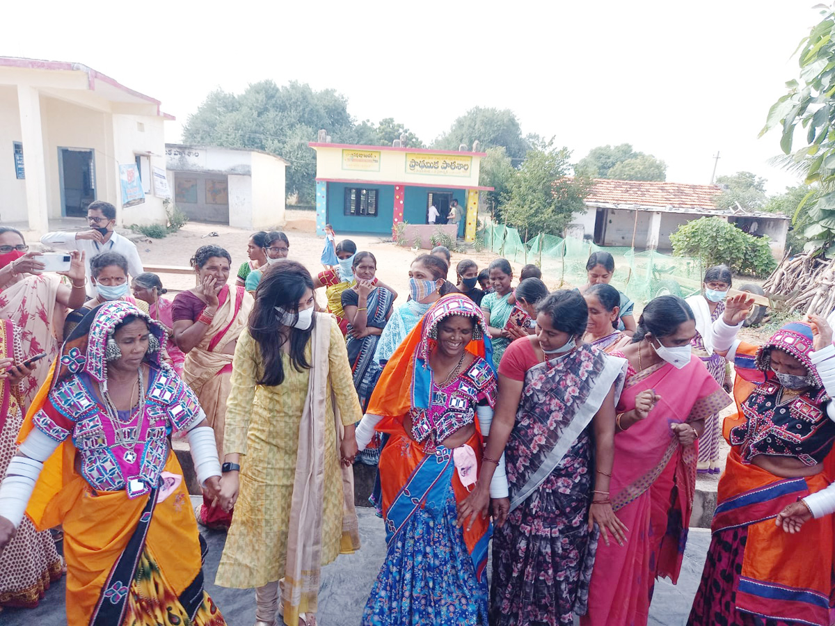 అన్నింటా ఆదర్శంగా నిలువాలి