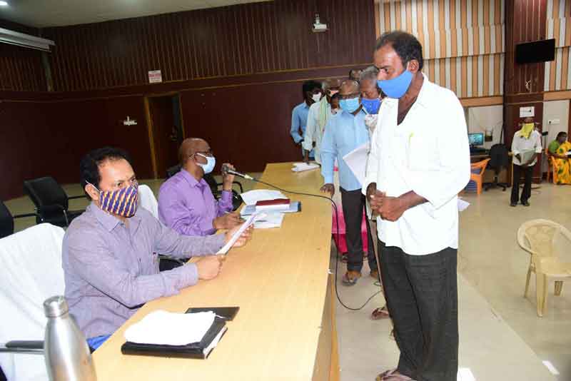 ప్రాధాన్యతతో సమస్యలు పరిష్కరించాలి