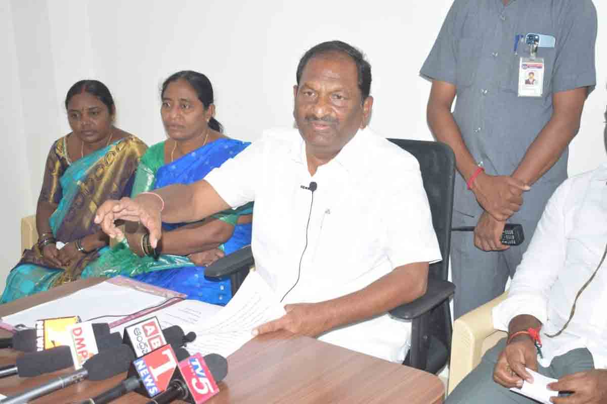 చెంపలేసుకొని ముక్కు నేలకు రాయాలి