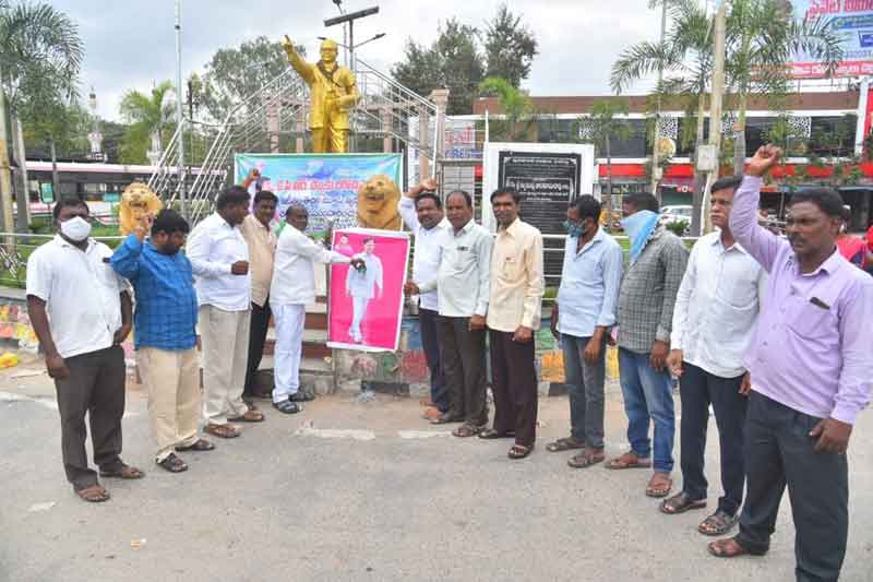పోరాటాలతోనే రైతు చట్టాలు వెనక్కి..