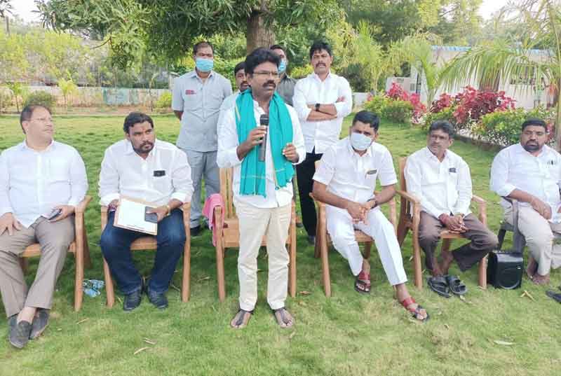 రైతులను ఆగం చేస్తున్న కేంద్రాన్ని నిలదీయాలి