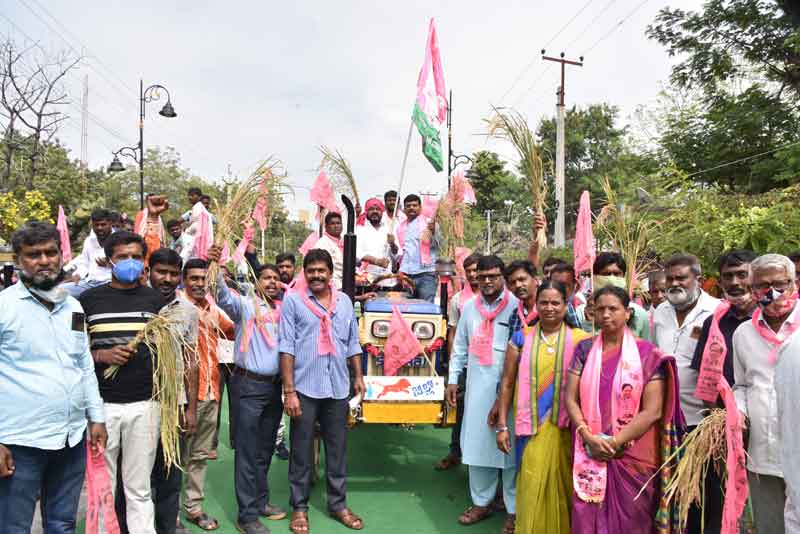 కేంద్ర  వైఖరిపై నిరసన సెగ