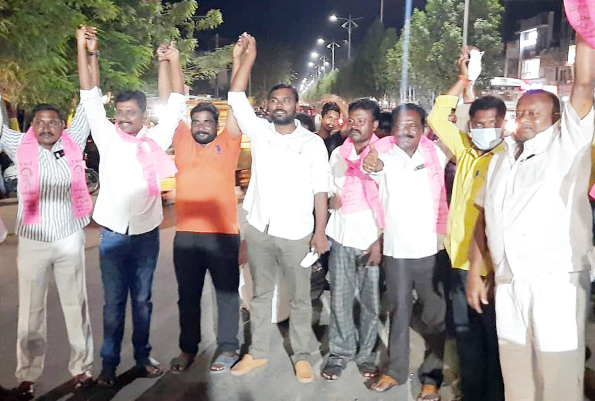 గులాబీ శ్రేణుల ఆనందోత్సాహాలు