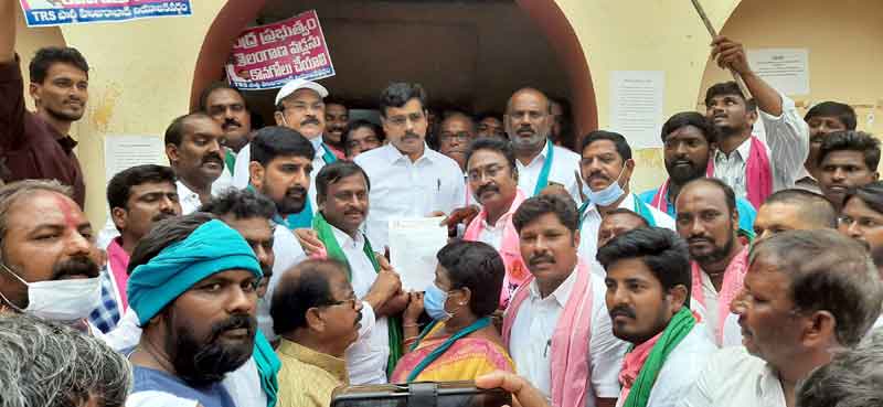 యాసంగి పంట కొనాల్సిందే