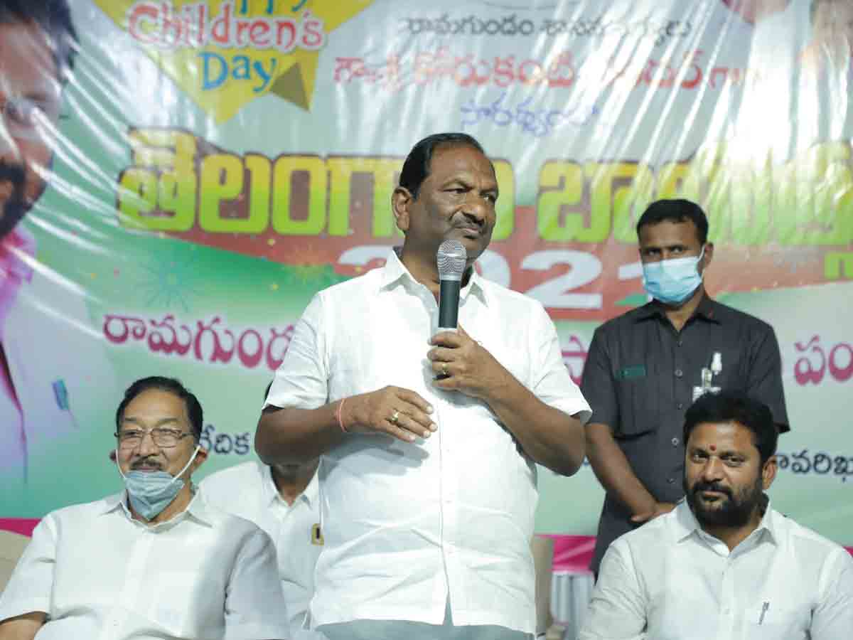 విద్యార్థులు ఉన్నత లక్ష్యాలతో ముందుకు సాగాలి : మంత్రి కొప్పుల