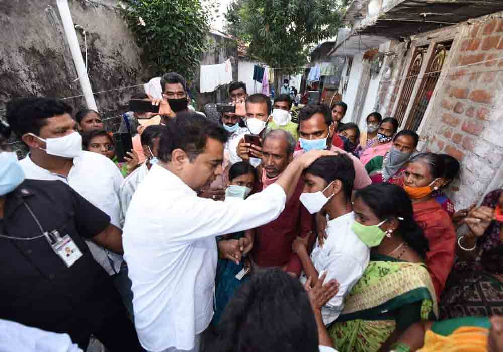 విద్యార్థుల కుటుంబాలకు మంత్రి కేటీఆర్‌ పరామర్శ..