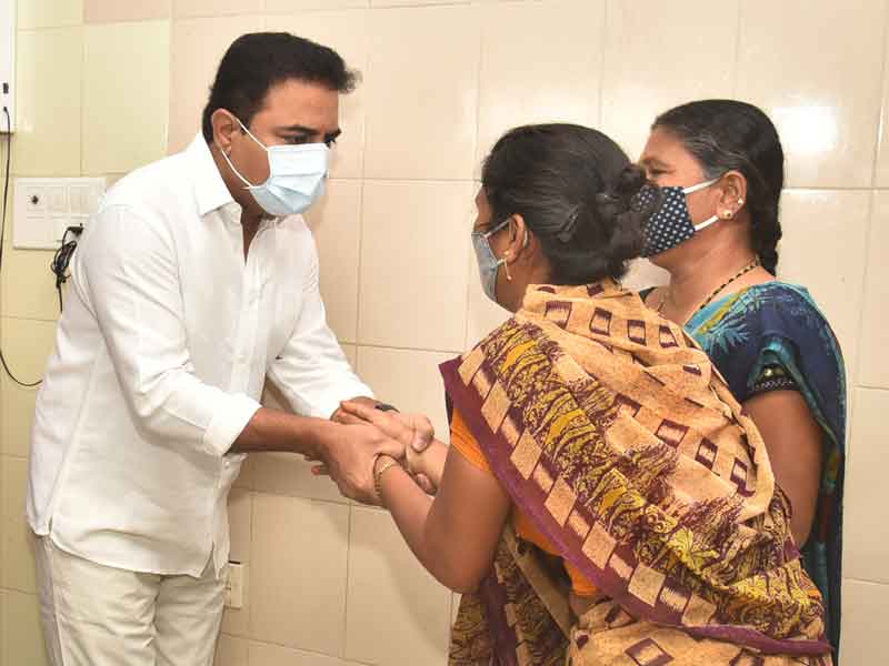 చిన్నారి కుటుంబానికి కేటీఆర్‌ భరోసా