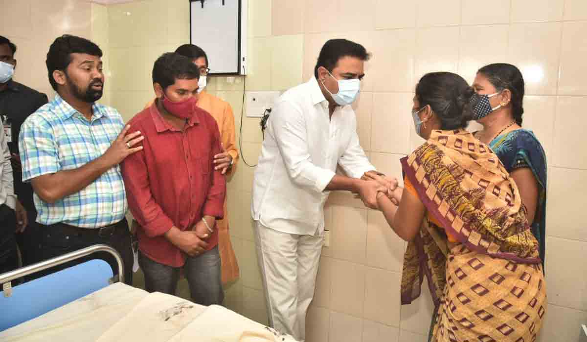 అండ‌గా ఉంటాం.. ఆ చిన్నారికి మంత్రి కేటీఆర్ ప‌రామ‌ర్శ