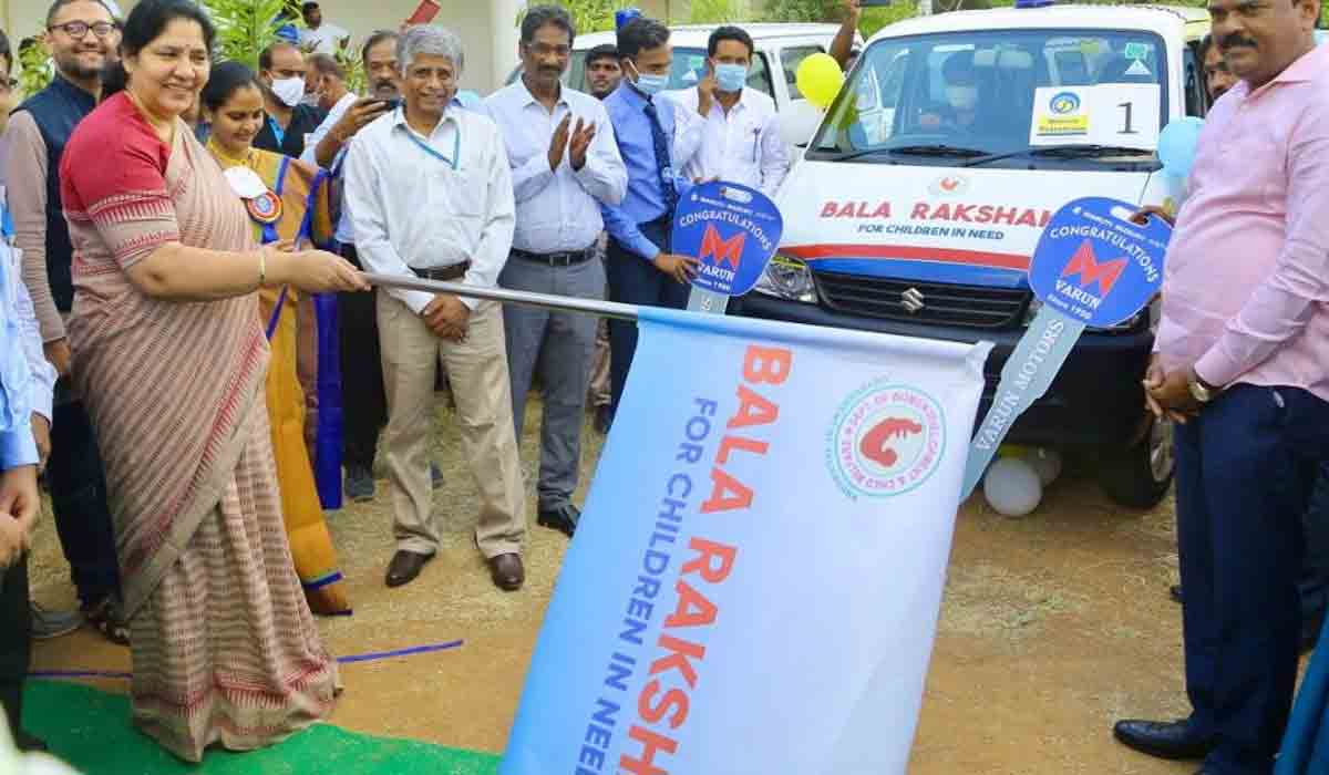 మంత్రి స‌త్య‌వ‌తి రాథోడ్‌ను అభినందించిన కేటీఆర్