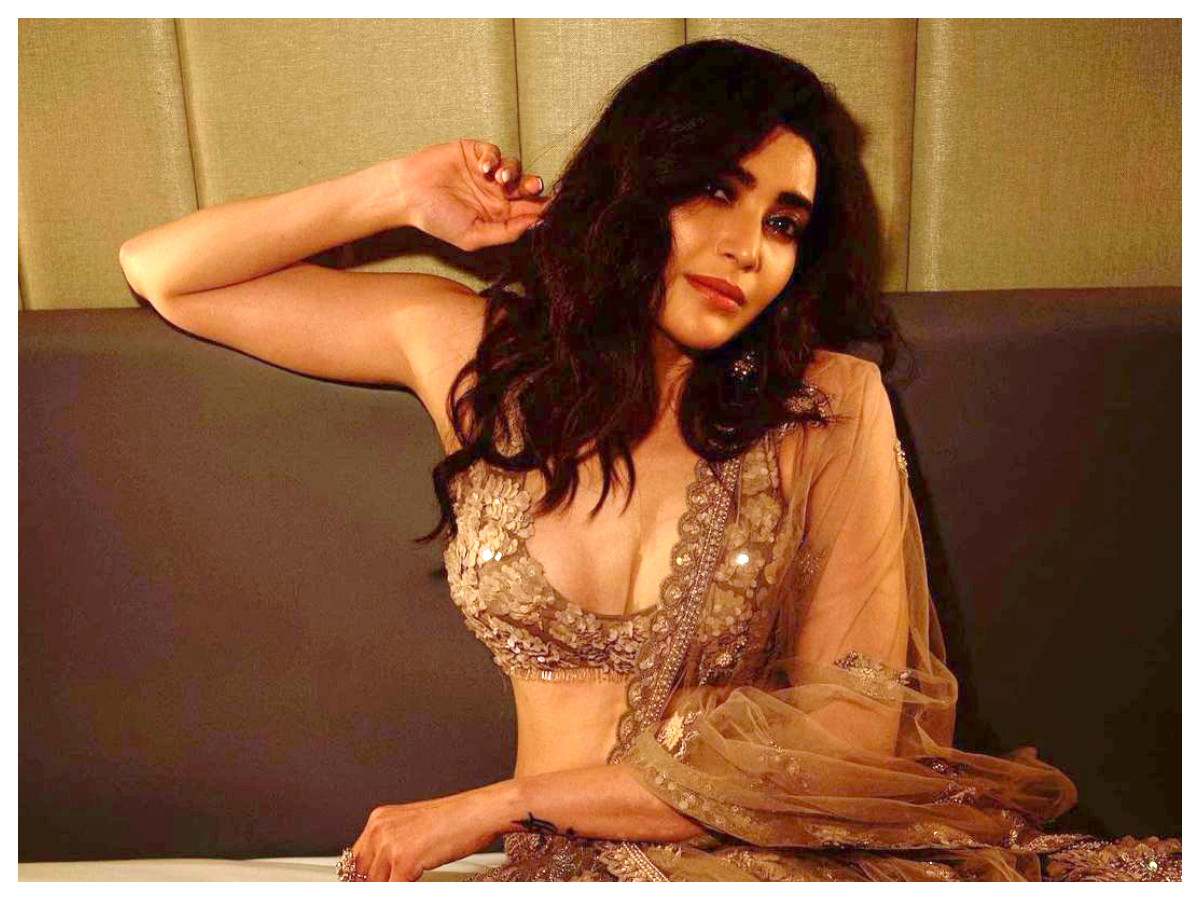 Karishma Tanna | అందంతో కుర్రాళ్ల గుండెలు కొల్లగొడుతున్న కరిష్మా తన్నా..