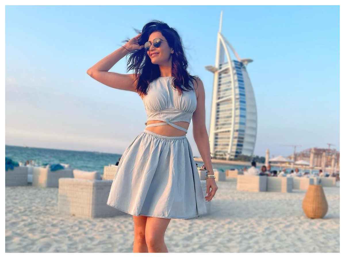 Karishma Tanna | అందంతో కుర్రకారు మనసులు కొల్లగొడుతున్న కరిష్మా తన్నా..