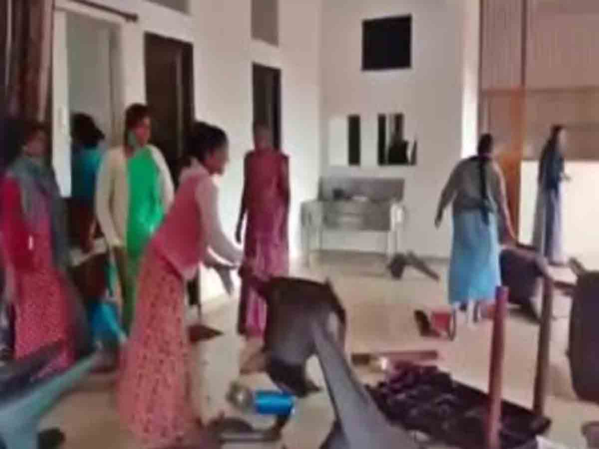 మద్యం షాపుపై మహిళల ఆగ్రహం.. ఫర్నీచర్‌ ధ్వంసం