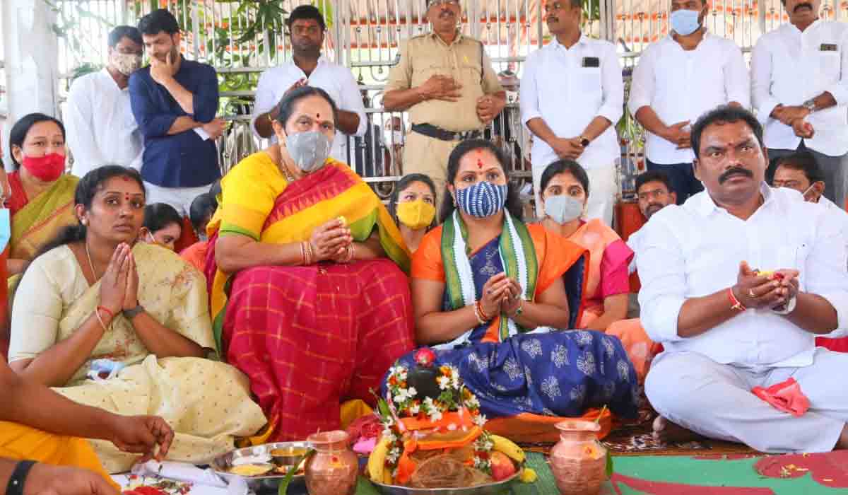 కొండ‌గ‌ట్టులో టీఆర్ఎస్ ఎమ్మెల్సీ క‌విత ప్ర‌త్యేక పూజ‌లు