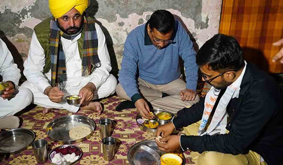 ఆటో డ్రైవ‌ర్ ఇంట్లో అర‌వింద్ కేజ్రీవాల్ భోజ‌నం