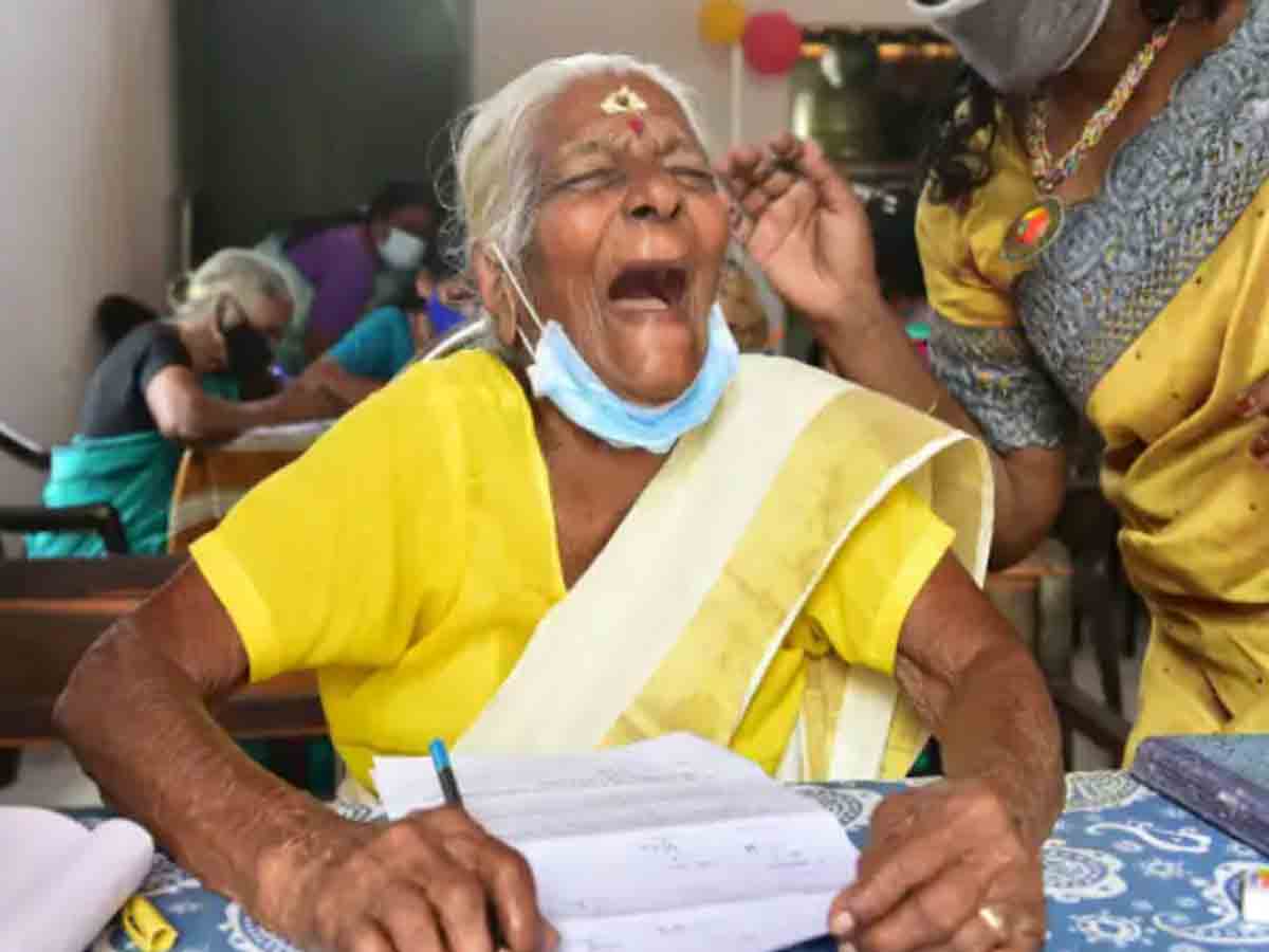 అక్షరాస్యత పరీక్షలో 89/100 స్కోర్ సాధించిన 104 ఏండ్ల బామ్మ