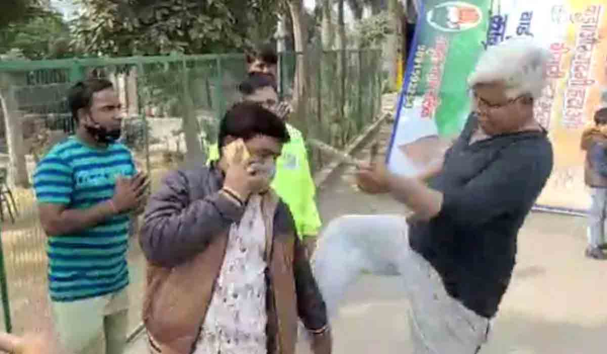 మున్సిపల్‌ సిబ్బందిపై కాంగ్రెస్‌ మాజీ ఎమ్మెల్యే దాడి