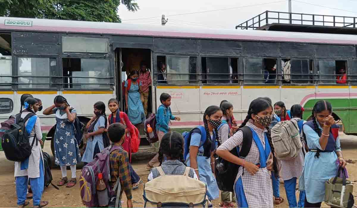 కోట‌ప‌ల్లి మోడ‌ల్ స్కూల్ విద్యార్థుల‌కు బ‌స్సు సౌక‌ర్యం.. స‌జ్జ‌నార్‌కు కృత‌జ్ఞ‌త‌లు