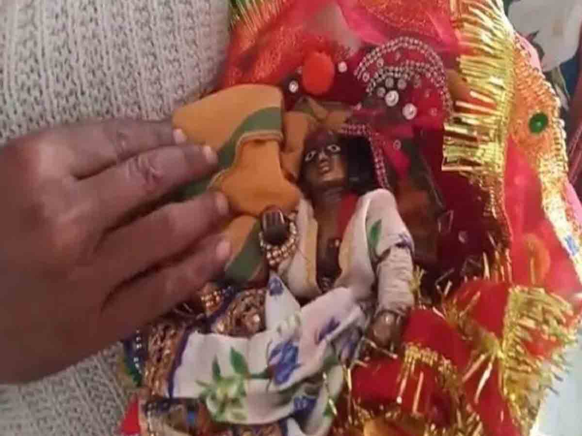 బాల కృష్ణుడి విగ్రహానికి చికిత్స.. విరిగిన చేతికి కట్టుకట్టిన వైద్యులు