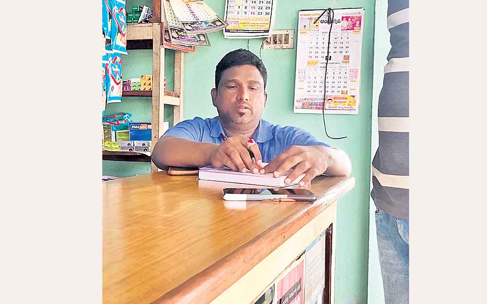 లేబర్‌ లైసెన్స్‌లంటూ వసూళ్ల పర్వం