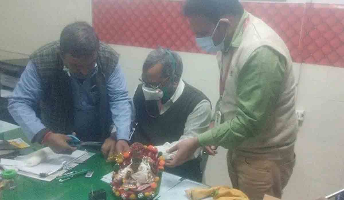 కృష్ణుడి చెయ్యి విరిగిందని ఆసుపత్రికెళ్లి ఏడ్చేసిన పూజారి.. నివ్వెరపోయిన డాక్టర్లు